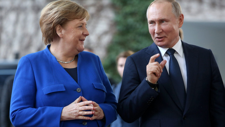 Merkel râde cu Putin.