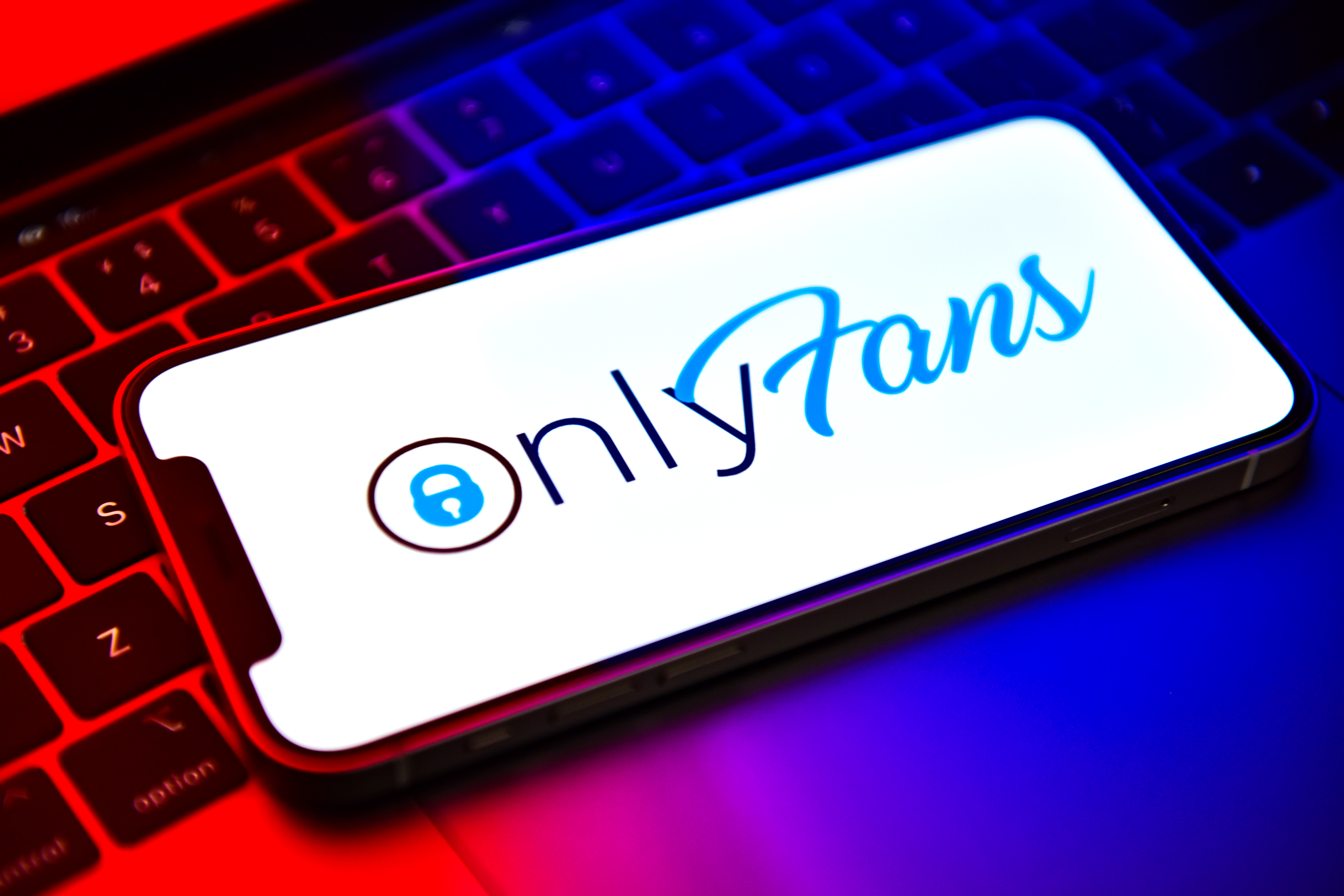 Tânăr de 22 de ani, vedetă pe OnlyFans, condamnat la închisoare pentru că a intrat pe site deși avea interdicție
