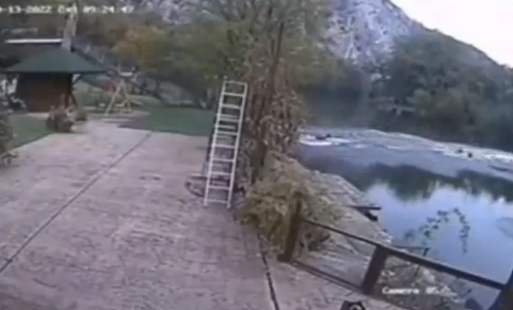 VIDEO. Momentul în care un pod pietonal se prăbușește în Serbia. Doi oameni au murit și 11 au fost răniți