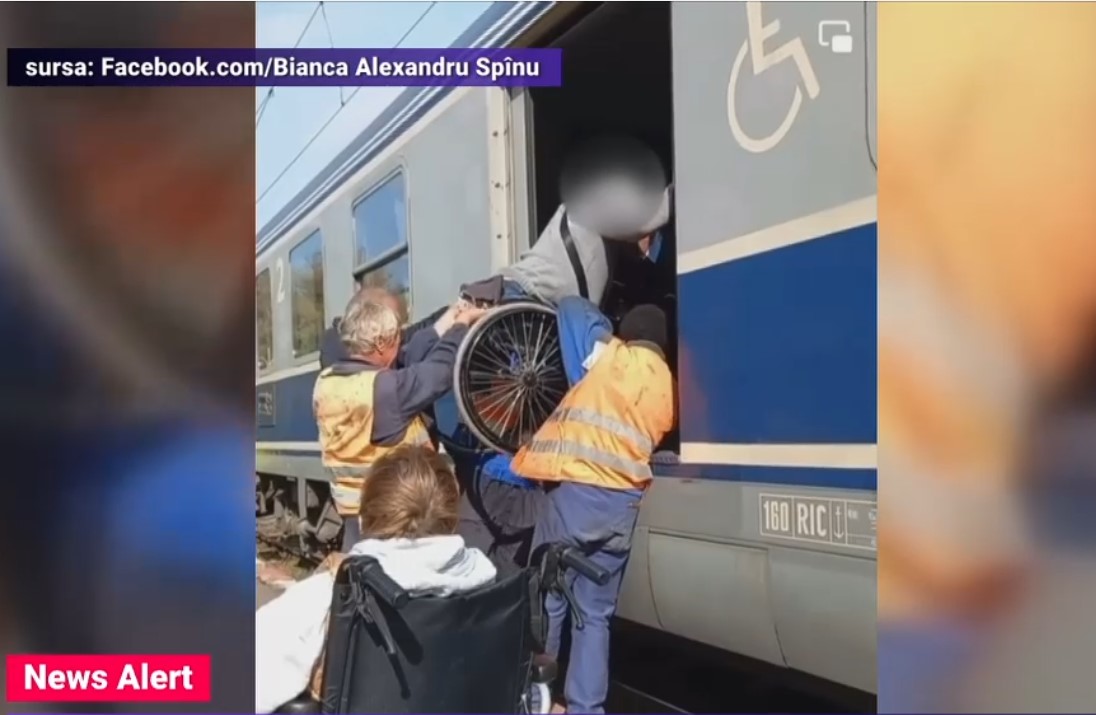 VIDEO. Oameni în scaune cu rotile, umiliți după ce au fost luați „pe sus” și urcați în tren de angajați de la CFR Craiova