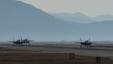 Avioane F-35A care se pregătesc de decolare