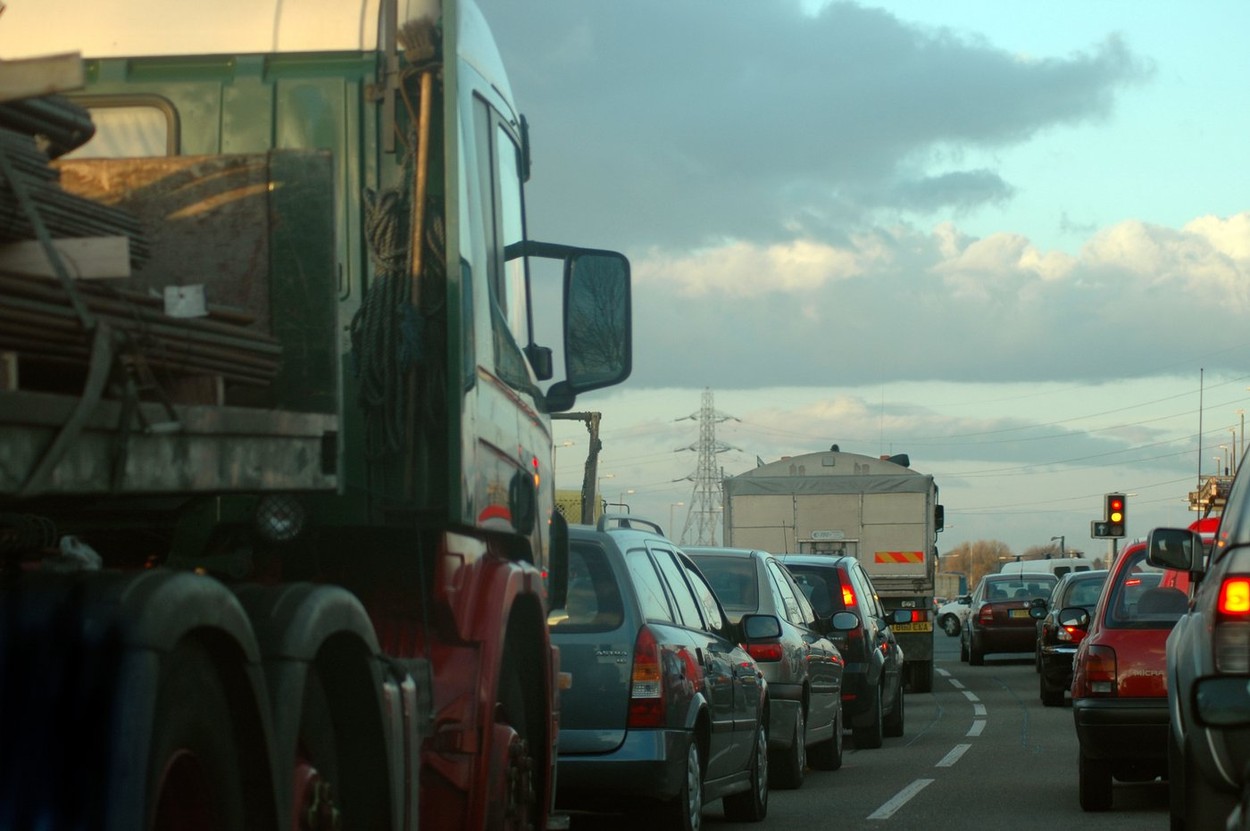 Noi taxe pentru șoferi. Rovinietele vor fi mai scumpe, în funcție de noxele emanate de mașini