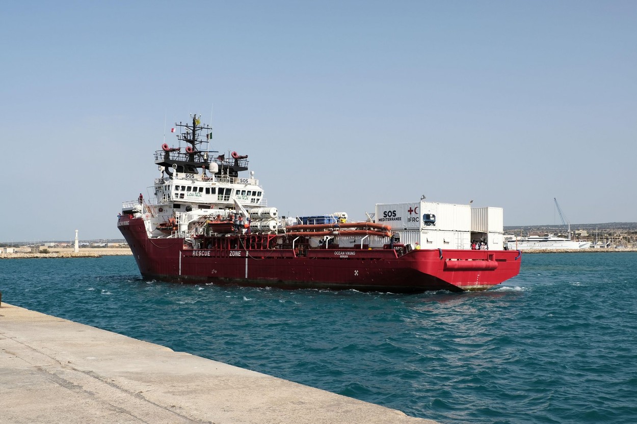Italia a acceptat să primească nava umanitară Ocean Viking, cu 113 migranți salvați din apele mării