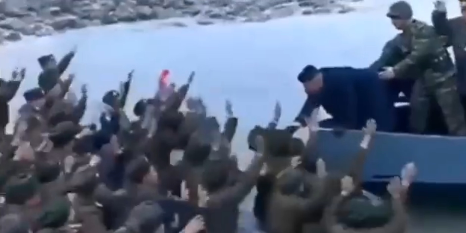 Imagini ireale în Coreea de Nord. Sute de militari plâng în apă, în timp ce Kim Jong-un se află într-o barcă