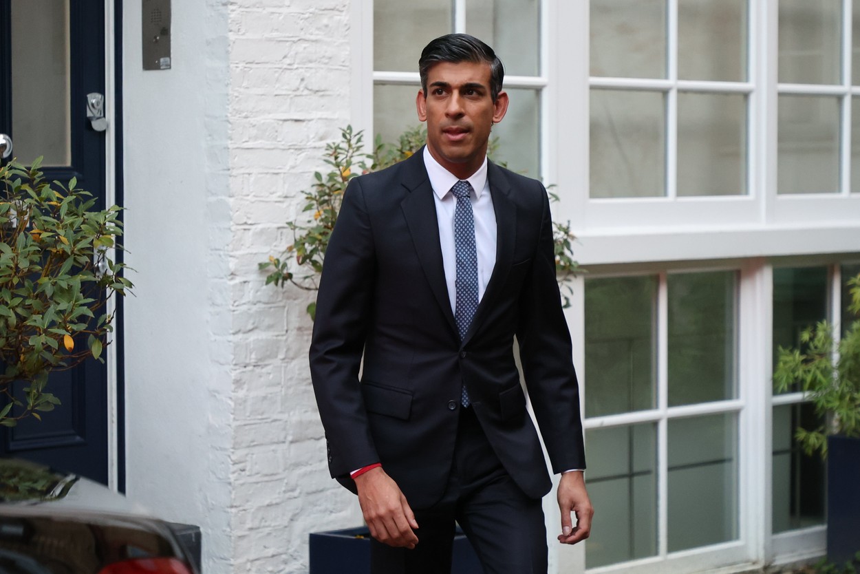 Cine este Rishi Sunak, cel care va fi primul premier UK cu origini indiene