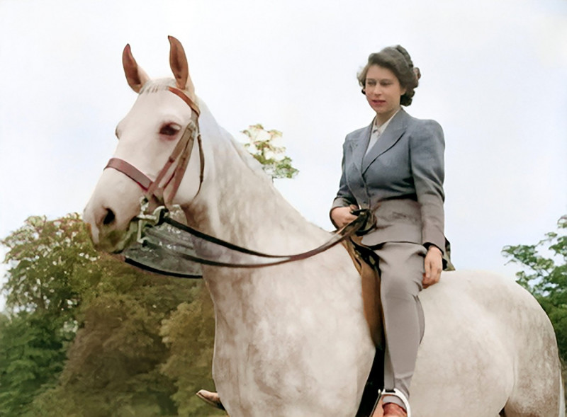 Queen Elizabth riding a horse