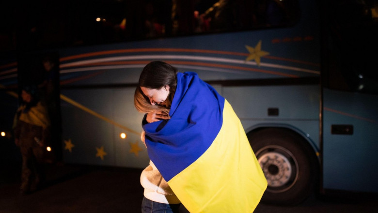 femeie din ucraina eliberata se imbratiseaza cu o alta persoana