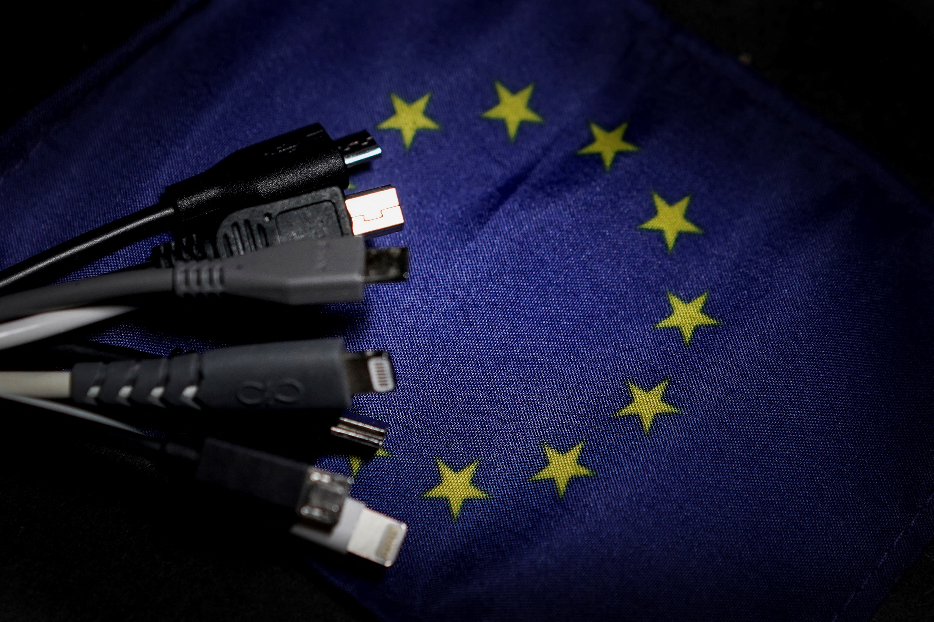 Statele UE au aprobat încărcătorul universal pentru telefoane şi alte dispozitive electronice. Când va intra în vigoare