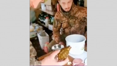 Bucătarul ucrainean bate carnea de șnițele cu grenada