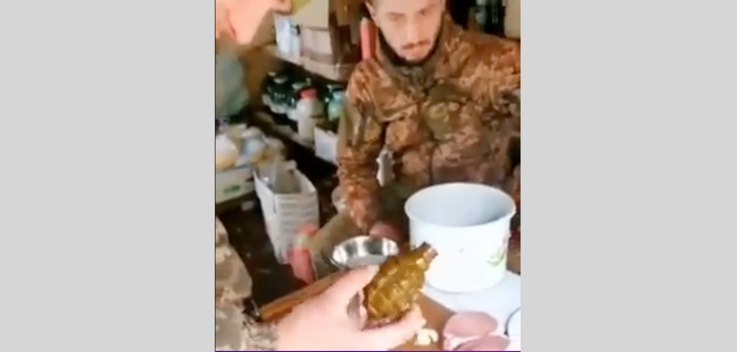Un soldat ucrainean bate carnea de șnițele cu o grenadă de mână. „Ia încearcă să-i spui bucătarului că nu ți-a plăcut mâncarea”