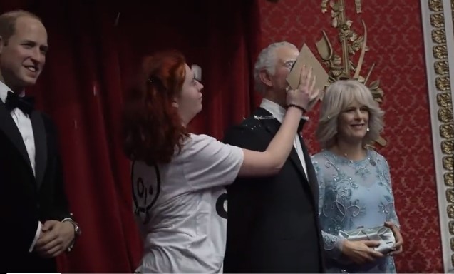 VIDEO Activişti ecologişti au aruncat cu tort în statuia regelui Charles al III-lea de la Madame Tussauds