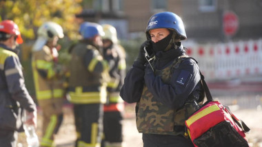 salvatori la locul unei explozii in kiev