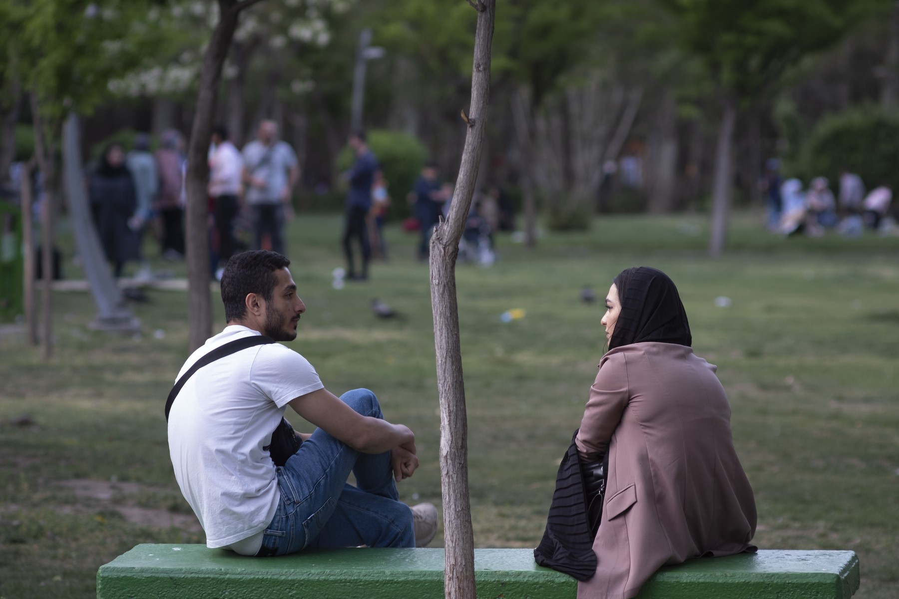 Băieții și fetele din Iran refuză să mănânce separat la cantina unei universități din Teheran