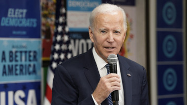 Joe Biden ține un microfon în mână la un eveniment al partidului democrat