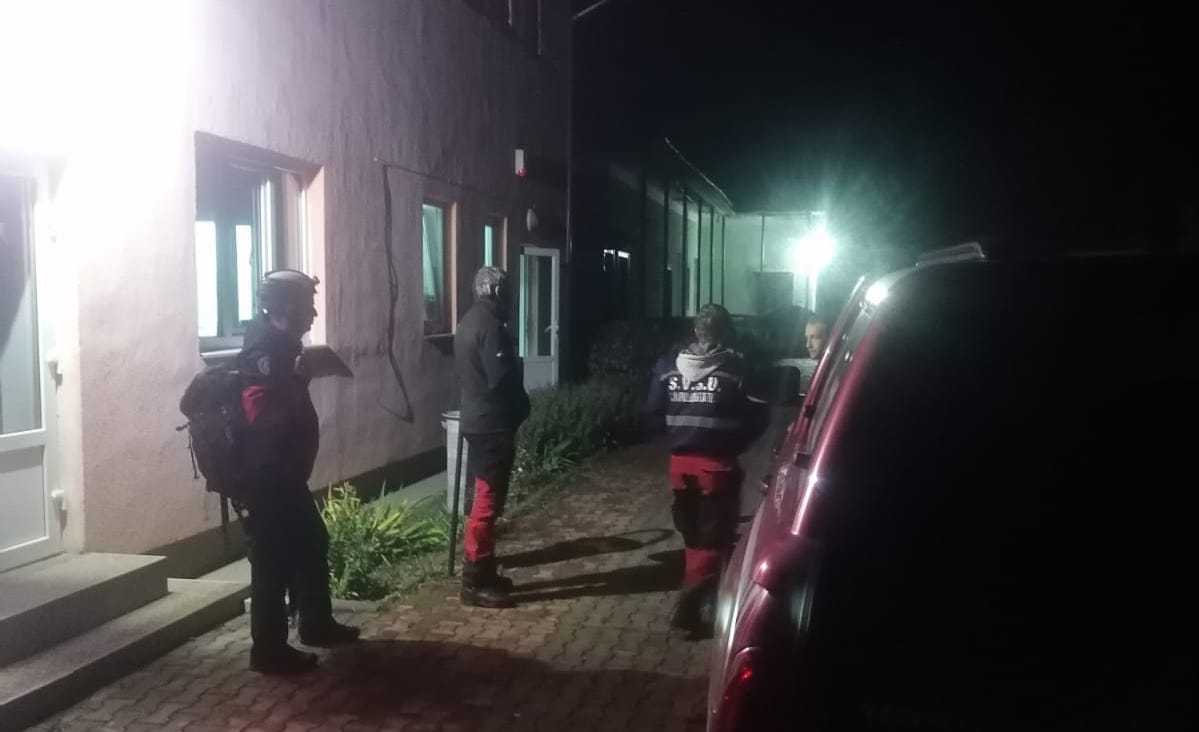 Un bărbat căutat de salvamontiști toată noaptea în pădure a fost găsit pe uliță în sat. „A spus că s-a oprit la un prieten”