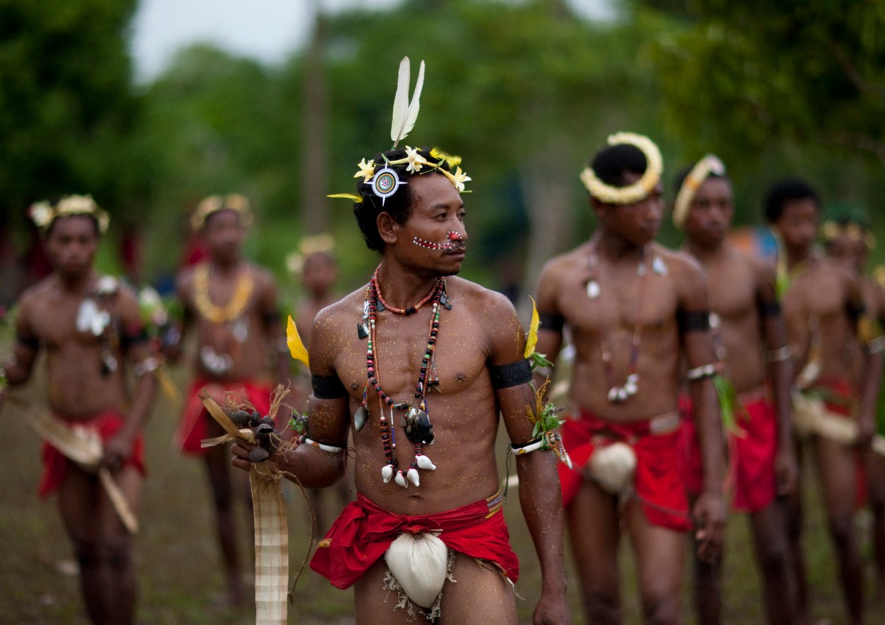 Masacru pe "insula dragostei" din Papua Noua Guinee. Cel puțin 30 de morți și 15 dispăruți după luptele dintre triburi