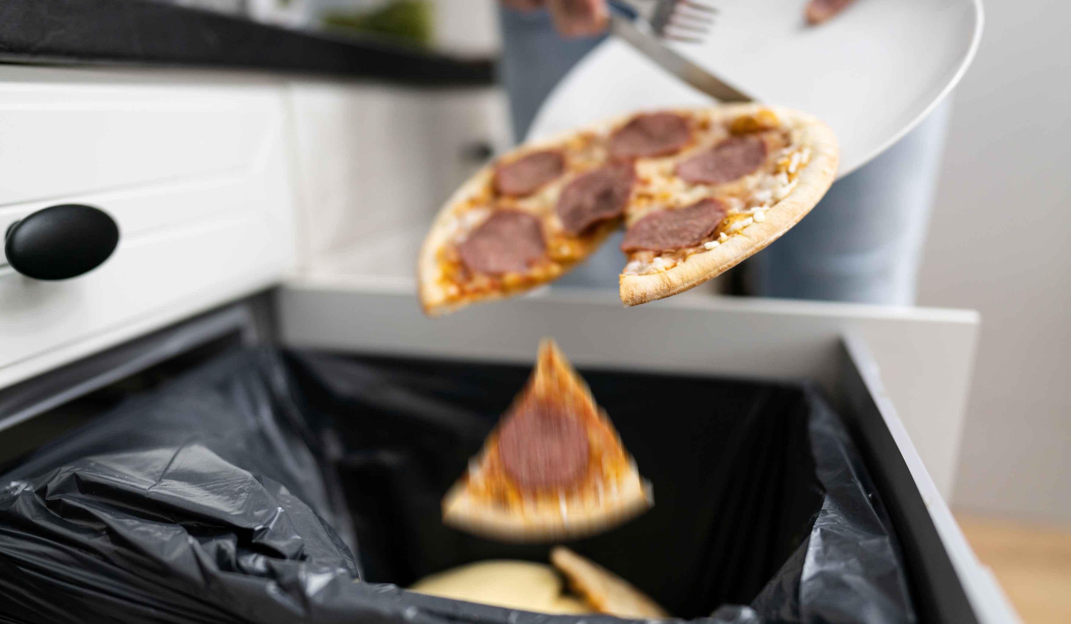 Europenii au aruncat în medie 127 de kilograme de mâncare în 2020 (Eurostat). România nu a raportat date