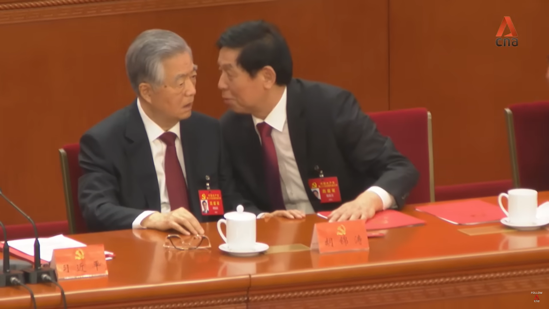 Noi imagini cu fostul președinte Hu Jintao luat pe sus de lângă Xi Jinping adâncesc misterul momentului bizar de la Congresul PCC