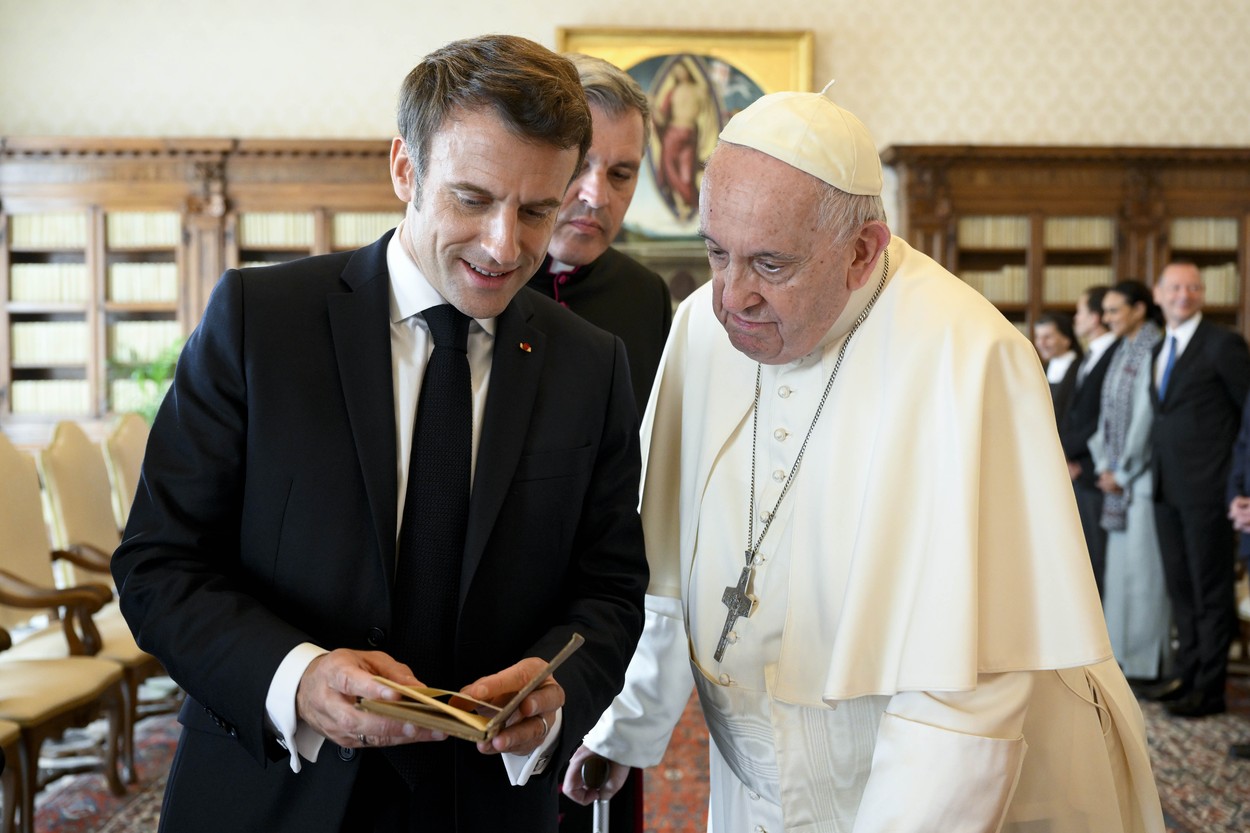 O carte oferită Papei de Macron a stârnit furia polonezilor
