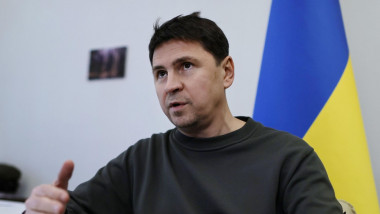 Mihailo Podoliak face declarații stând la birou