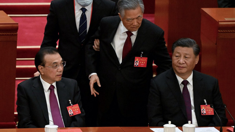 Momentul în care Hu Jintao este scos de pe scena congresului PCC