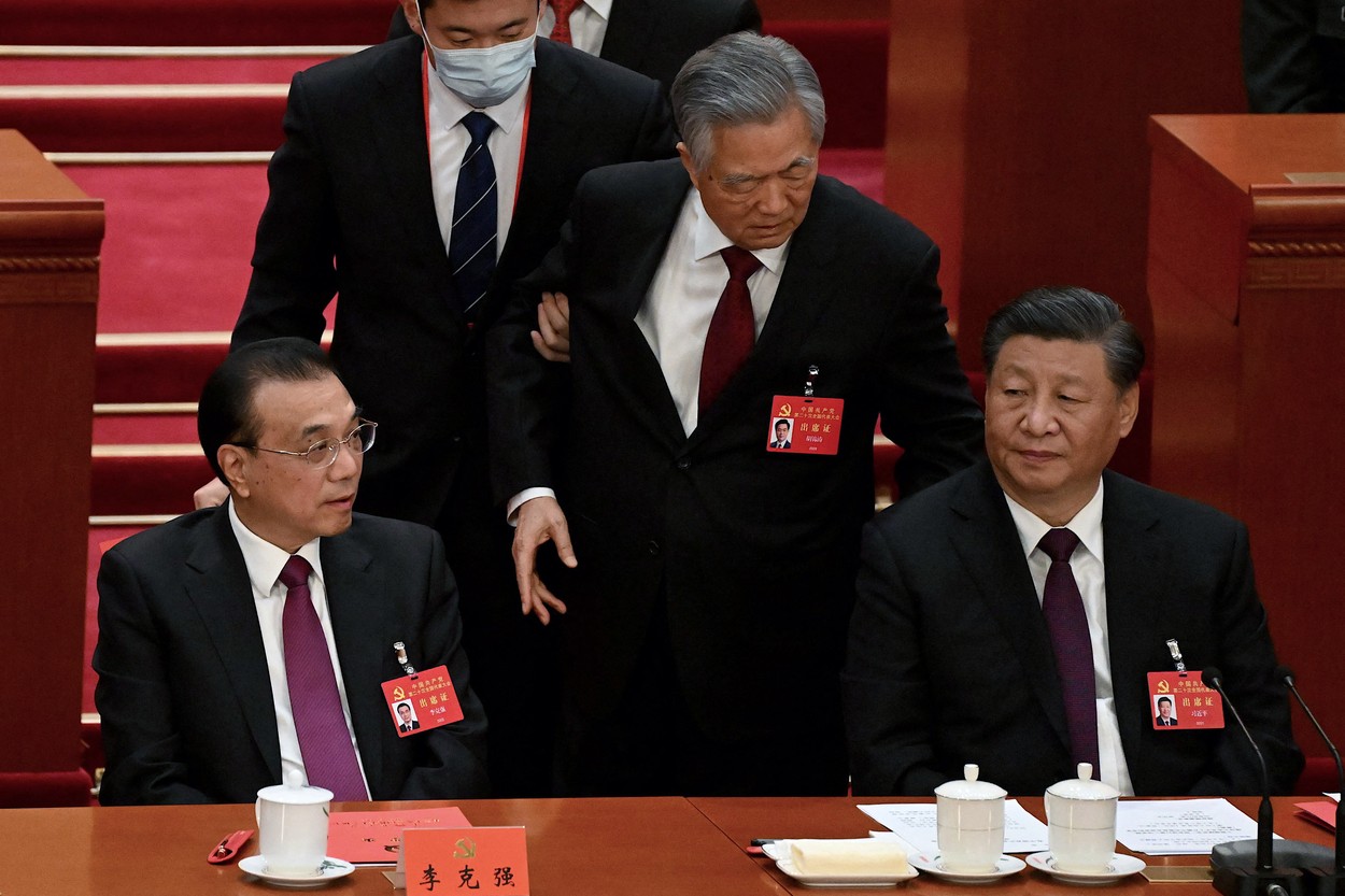 S-a aflat motivul pentru care fostul președinte chinez Hu Jintao a fost luat pe sus de lângă Xi Jinping. Momentul bizar a devenit viral