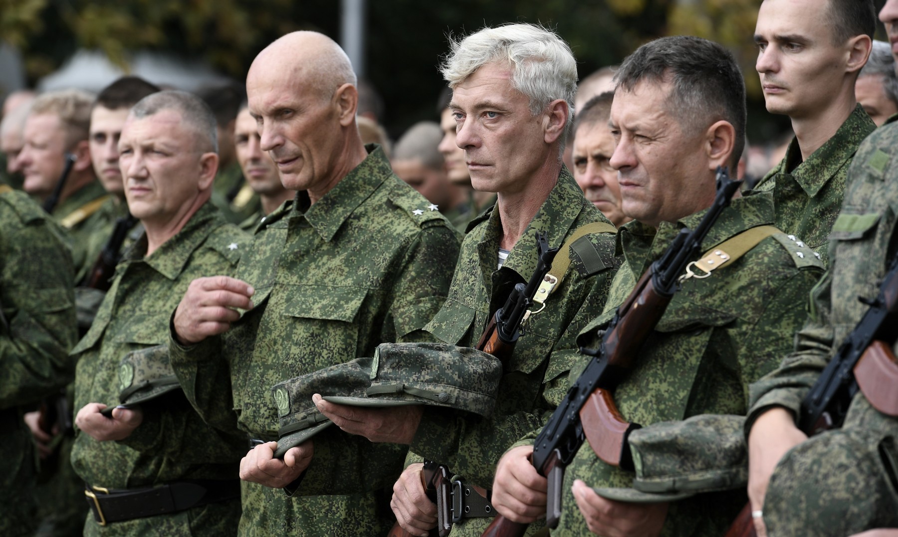 VIDEO Ziua și revolta în Rusia. Colonel amenințat cu bătaia de zeci de recruți furioși: „Ne sunăm prietenii și vă batem pe toți”