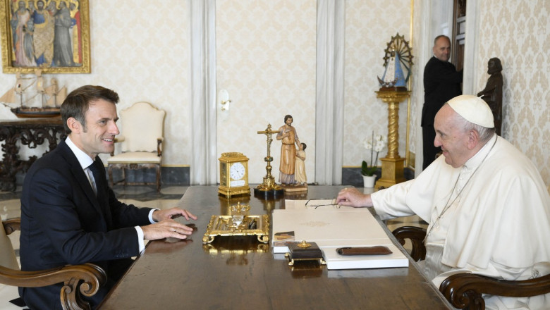 Emmanuel Macron la masă cu Papa Francisc