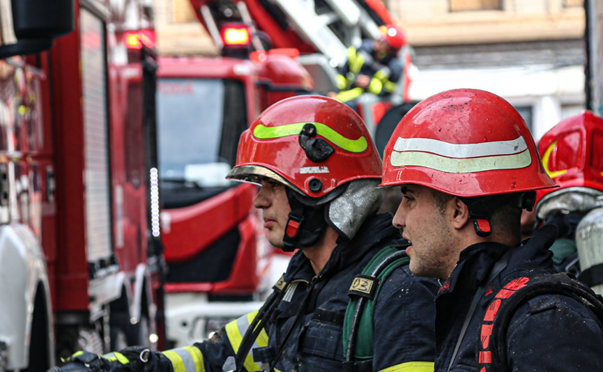 Incendiu la o hală cu reziduuri petroliere în zona Ploieşti Triaj, semnalat de pilotul unei aeronave