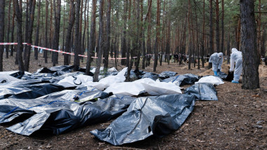 Cadavre exhumate, băgate în saci, într-o pădure. din Ucraina.