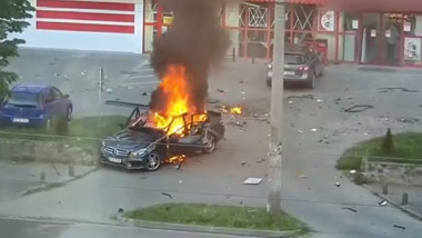 Mașină care a explodat și arde, la Arad