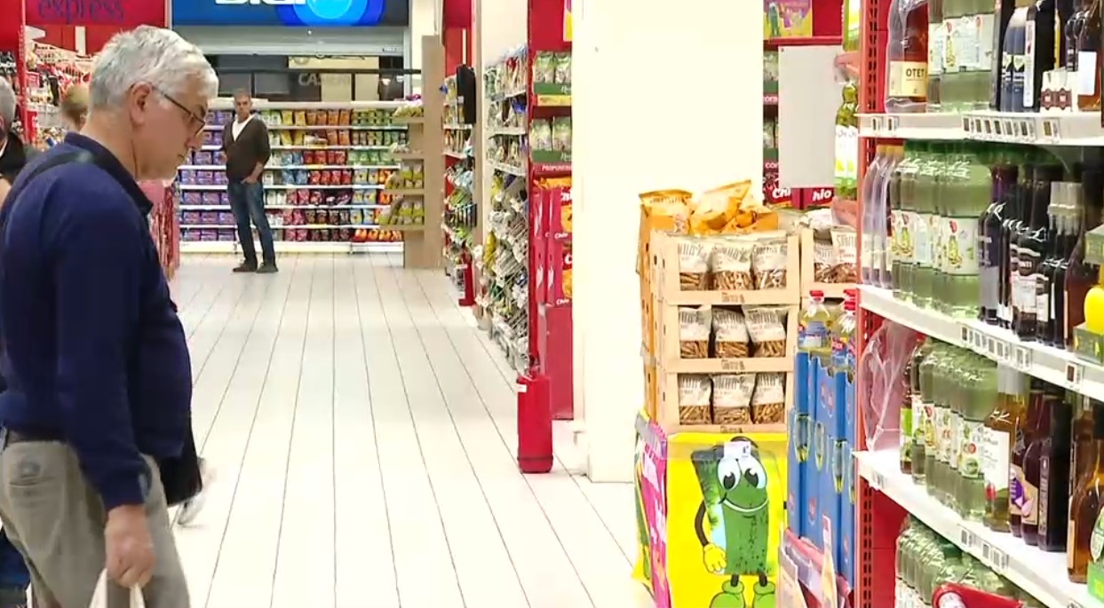 VIDEO Cum se schimbă în fiecare zi prețul la rafturile magazinelor. Angajat: Se pune câte puțin ca să ne obișnuim cu ideea