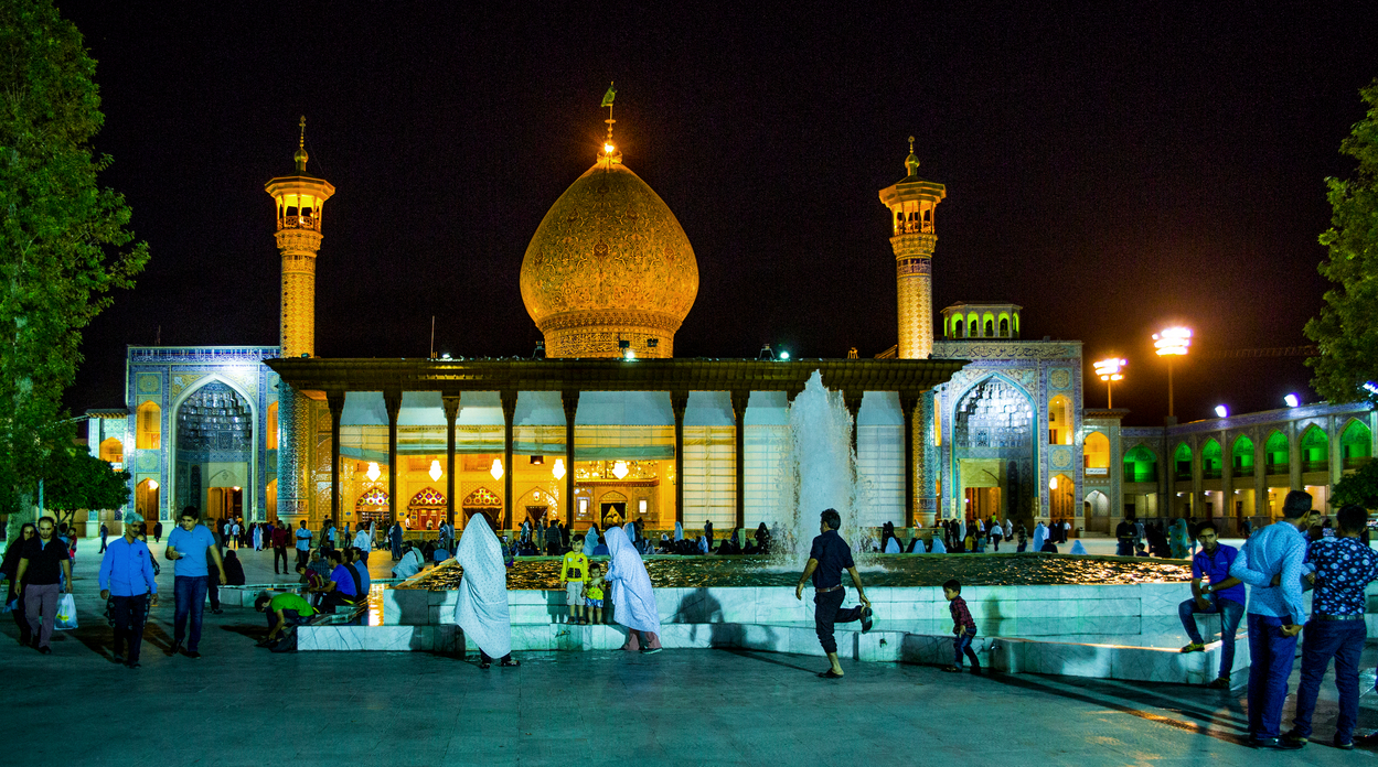 Cel puţin 13 morţi şi 40 de răniţi într-un atac comis de indivizi înarmați în orașul iranian Shiraz
