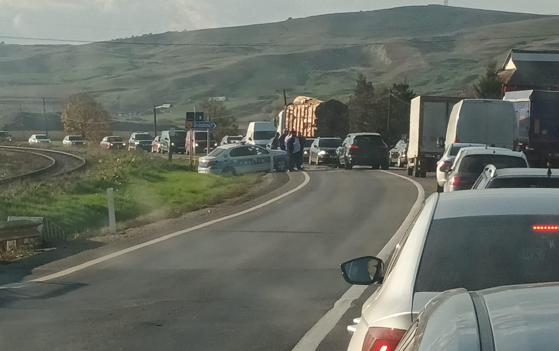 Maşină de poliţie, implicată într-un accident. Șoferul autospecialei a fost rănit
