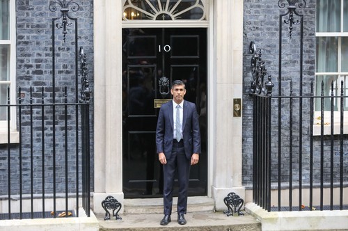 VIDEO Rishi Sunak se mută în 10 Downing Street împreună cu familia. Cum arată interiorul reședinței premierilor britanici