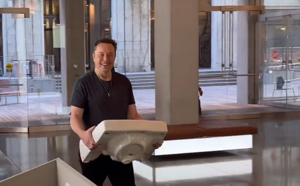 Elon Musk a intrat în sediul Twitter cu o chiuvetă pe post de metaforă