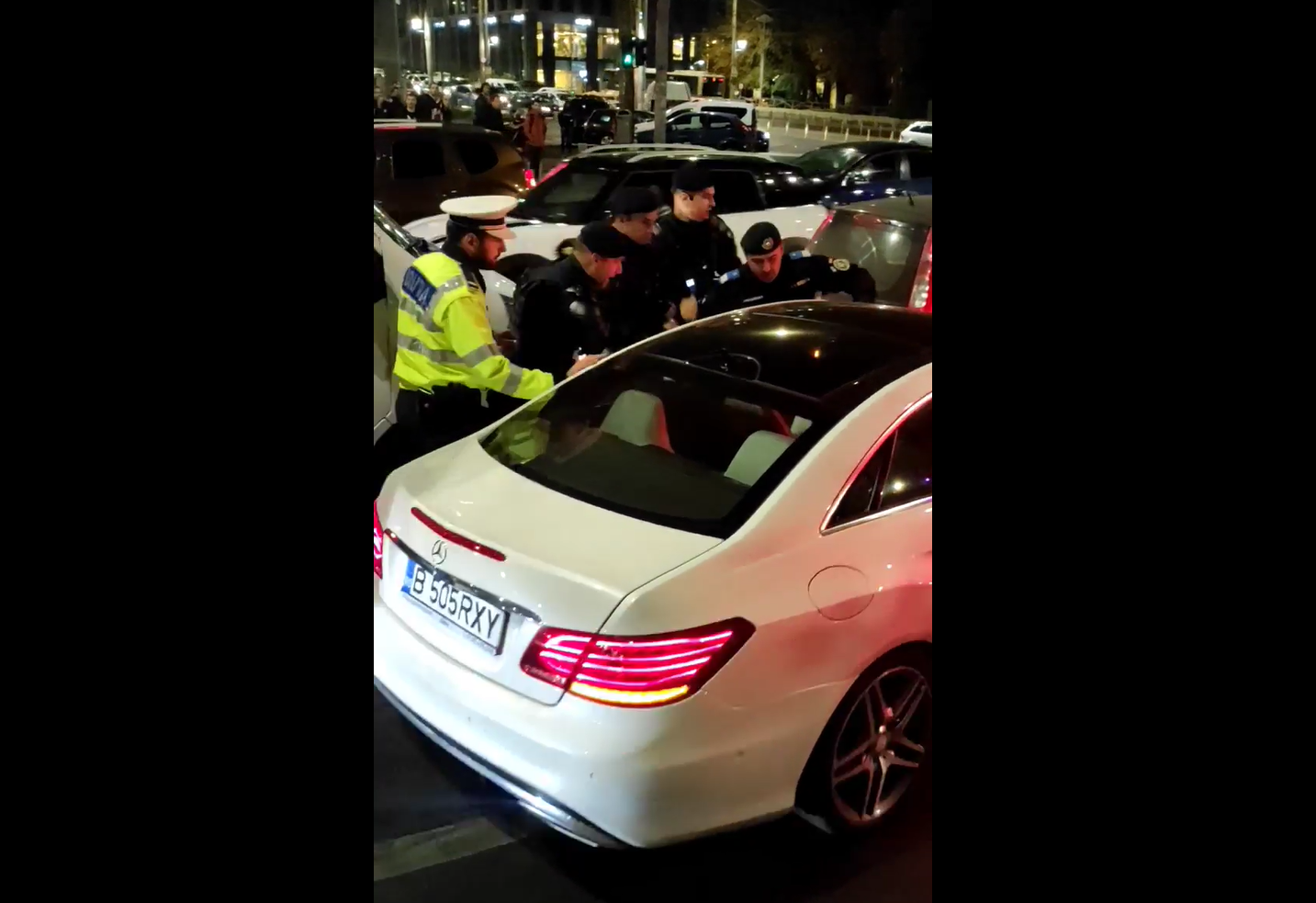 Imagini virale. Un șofer a încercat sa treacă peste 4 jandarmi care voiau să-l scoată din mașină, într-o intersecție din București