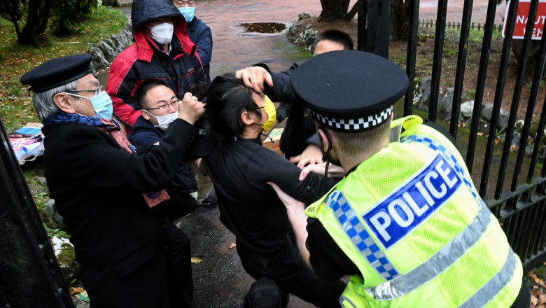 Protestatar bătut în curtea consulatului Chinei de la Manchester