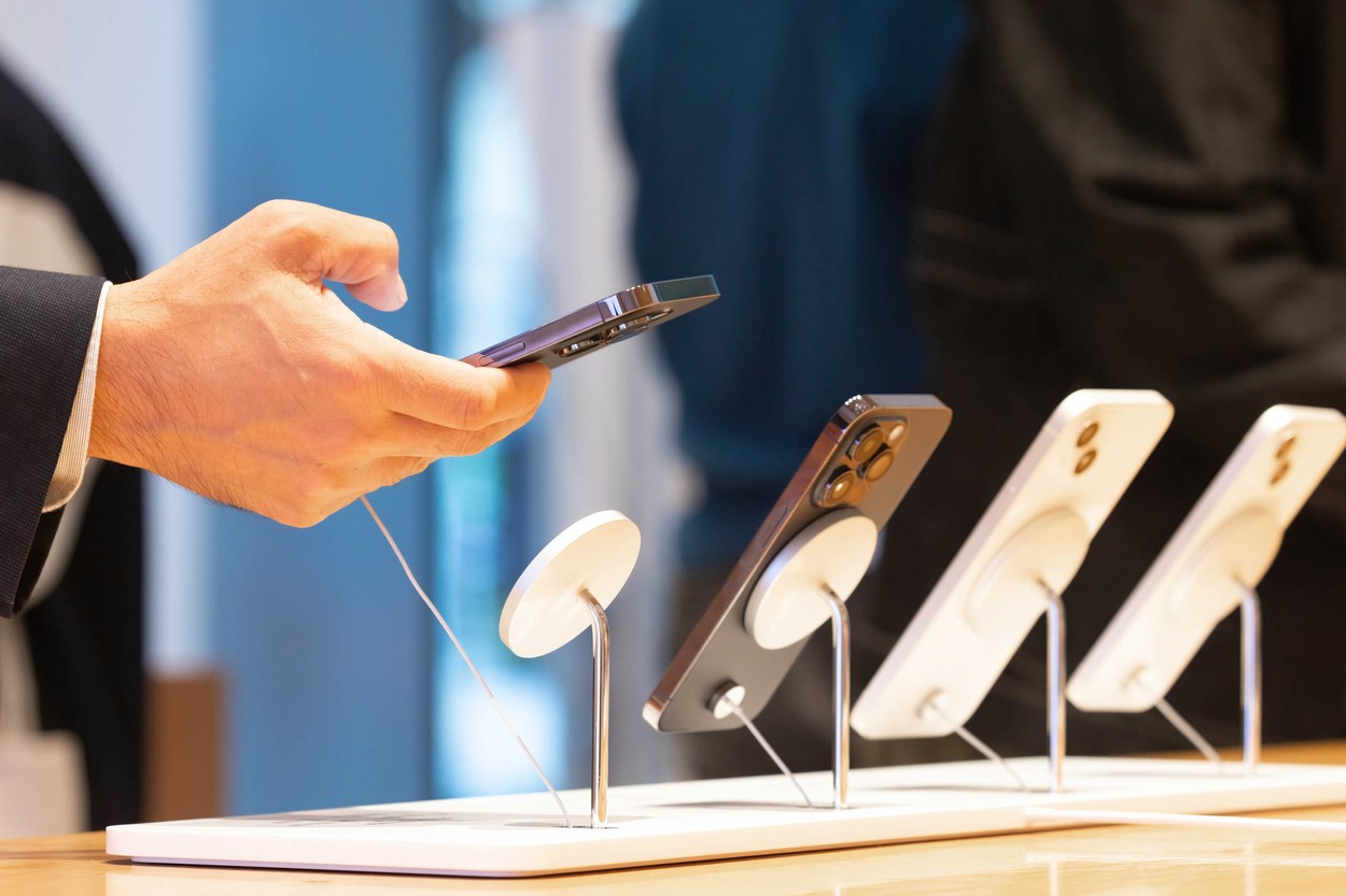 Autoritatea Navală Română a cumpărat cinci telefoane iPhone 14 cu 7.000 de euro