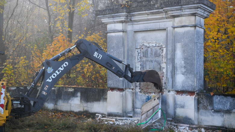 Autorităţile poloneze au demolat joi patru monumente ridicate în timpul regimului comunist
