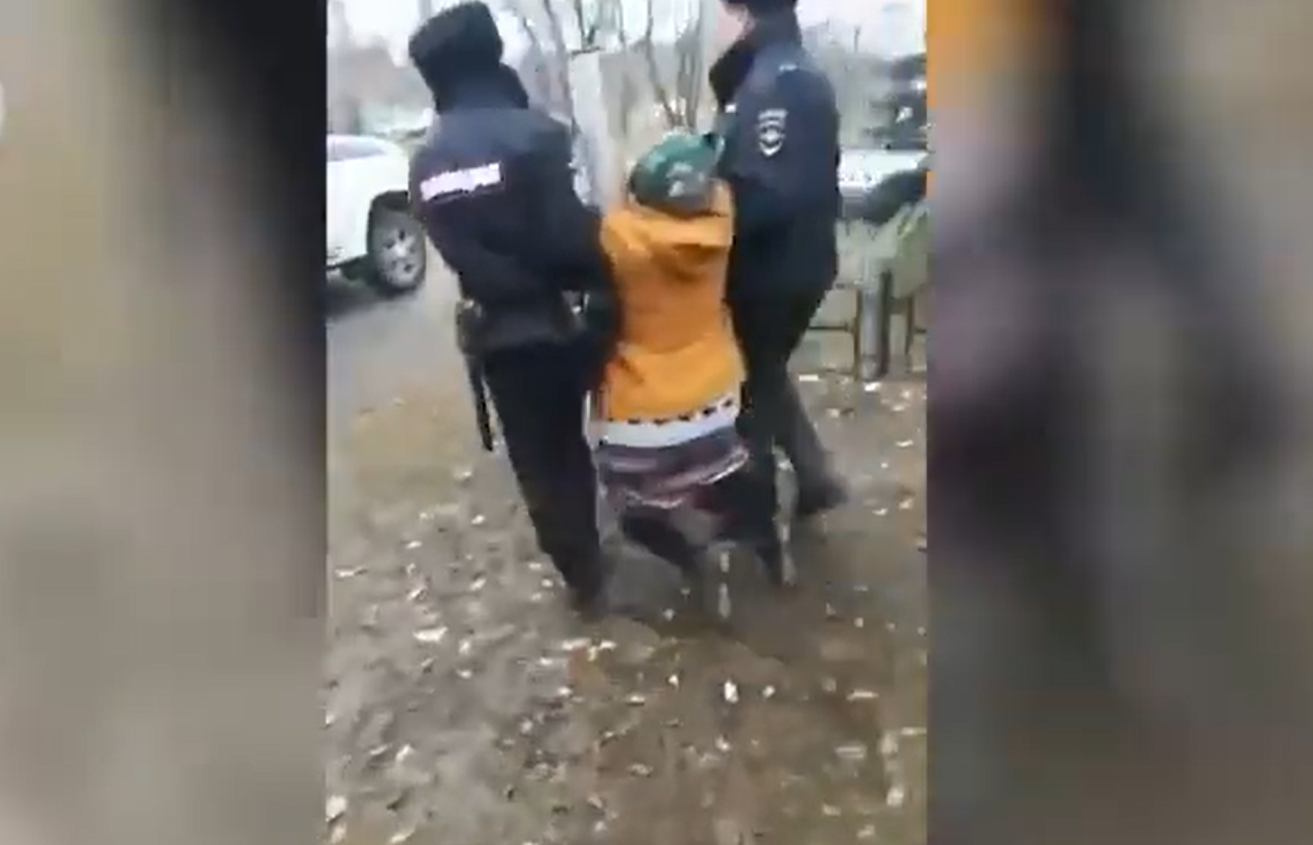 VIDEO Cinci polițiști ruși au luat pe sus o bătrână care protesta împotriva războiului din Ucraina