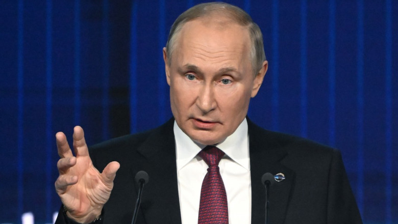 Vladimir Putin susține un discurs.