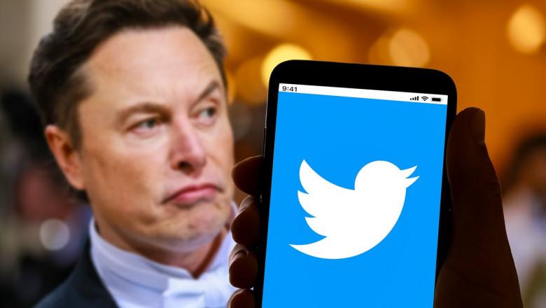 Musk lângă un telefon cu logoul Twitter