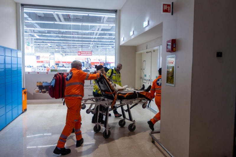 Assago, accoltellamento in un centro commerciale