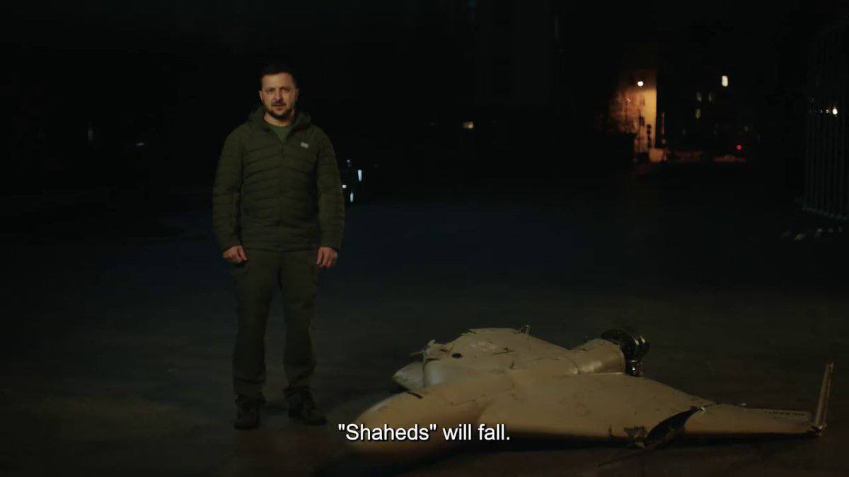 Zelenski transmite Rusiei un mesaj, de lângă o dronă iraniană kamikaze distrusă de armata sa