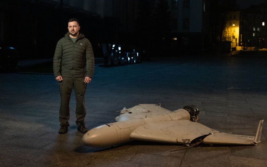 Zelenski transmite Rusiei un mesaj, de lângă o dronă iraniană kamikaze doborâtă de armata sa