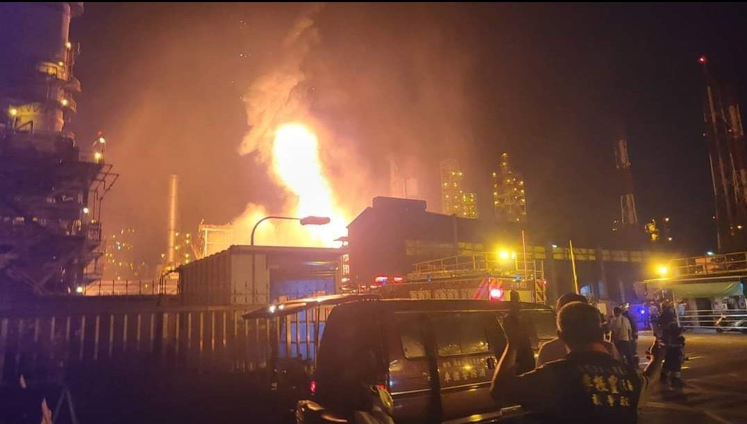 Explozie la o rafinărie din Taiwan. Flăcările uriașe și fumul dens se vedeau de la mai mulți kilometri