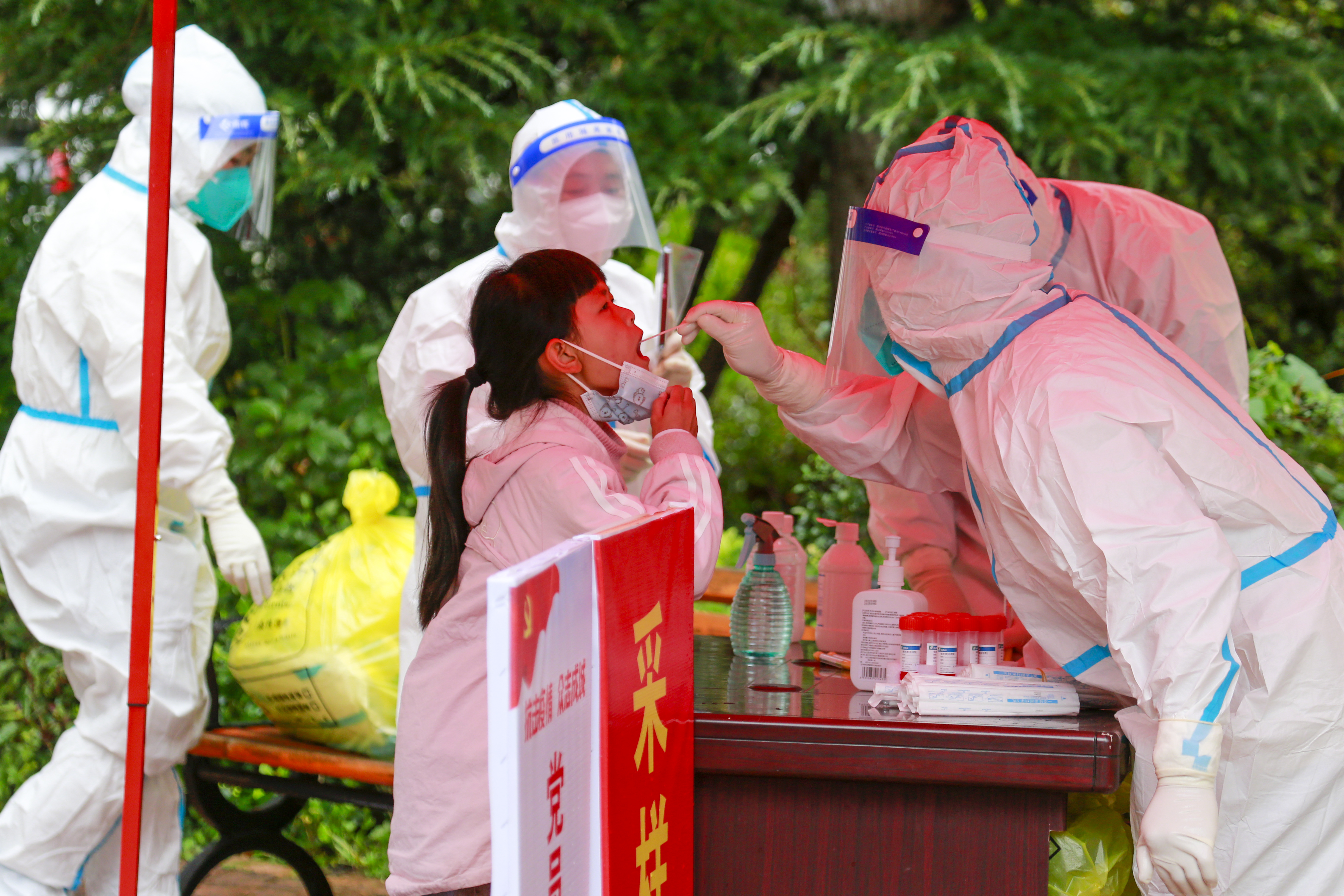 Reîncepe haosul Covid în China. Milioane de oameni sunt din nou în carantină, inclusiv în Wuhan