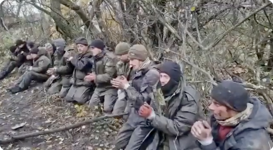 Prizonieri ruși, în genunchi și cu mâinile legate, puși să strige „Slava Ucraina” și să-l înjure pe Putin