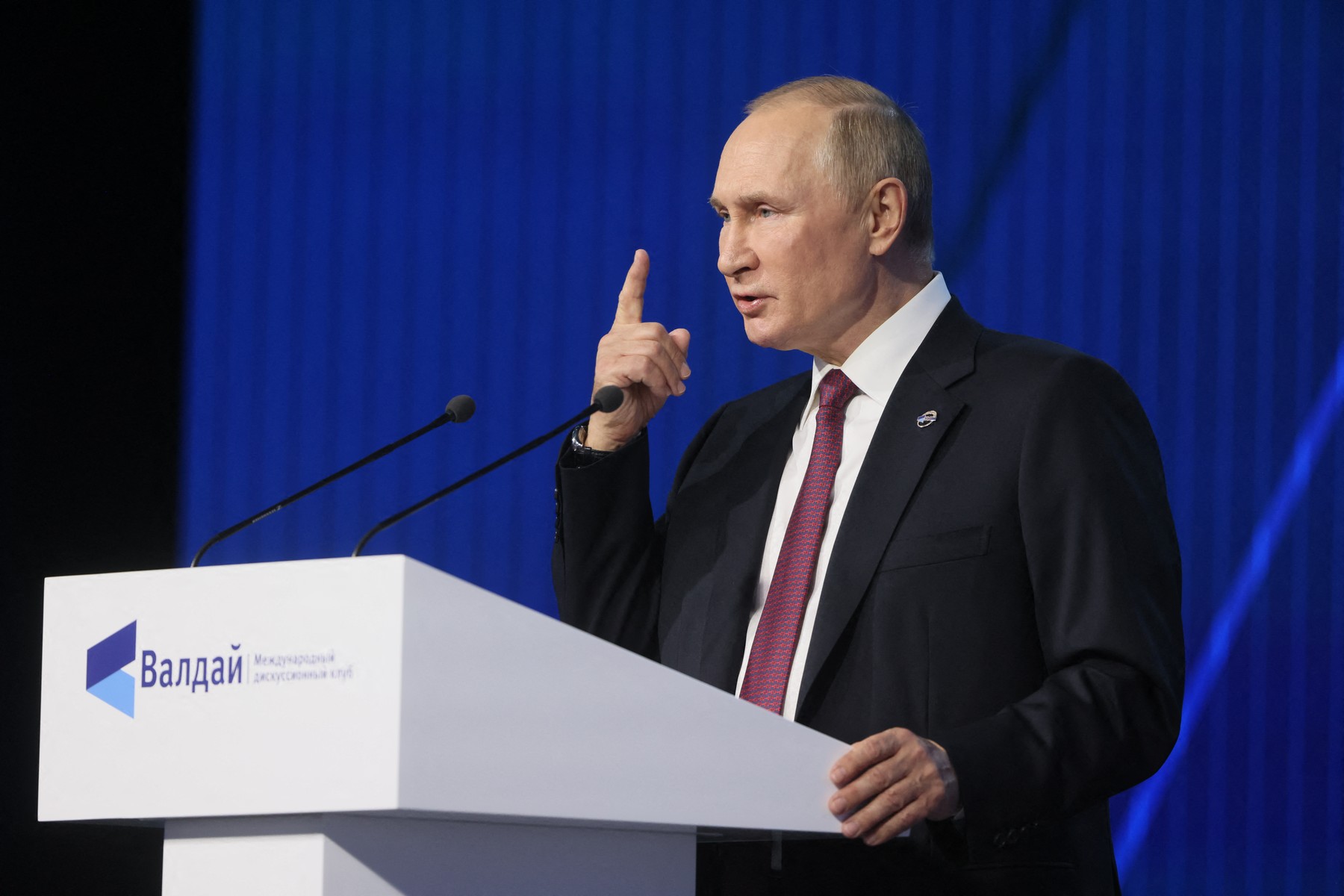 Putin l-a criticat pe Macron pentru publicarea discuției telefonice pe care au avut-o înainte de război și a numit-o pe Pelosi „mamaie"